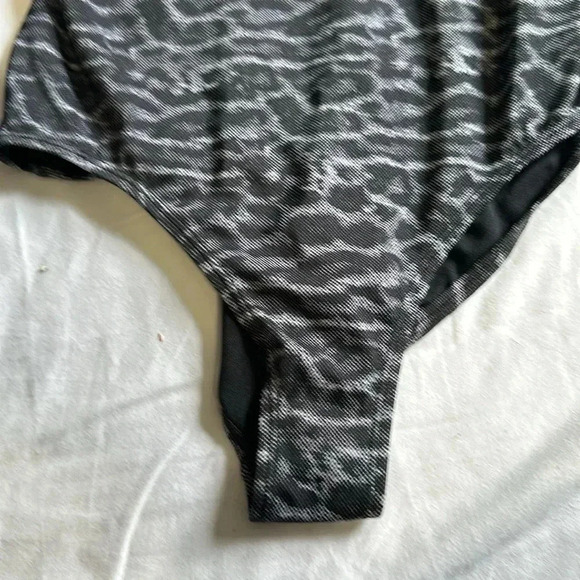 NIKE Wild One Piece Swimsuit Animal Print size XL NWT - Picture 4 of 6